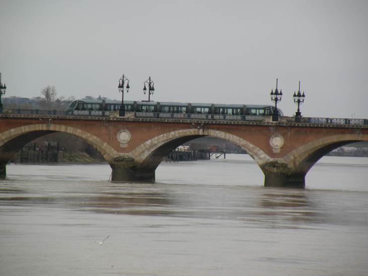  un tramway sur le pont de pierre